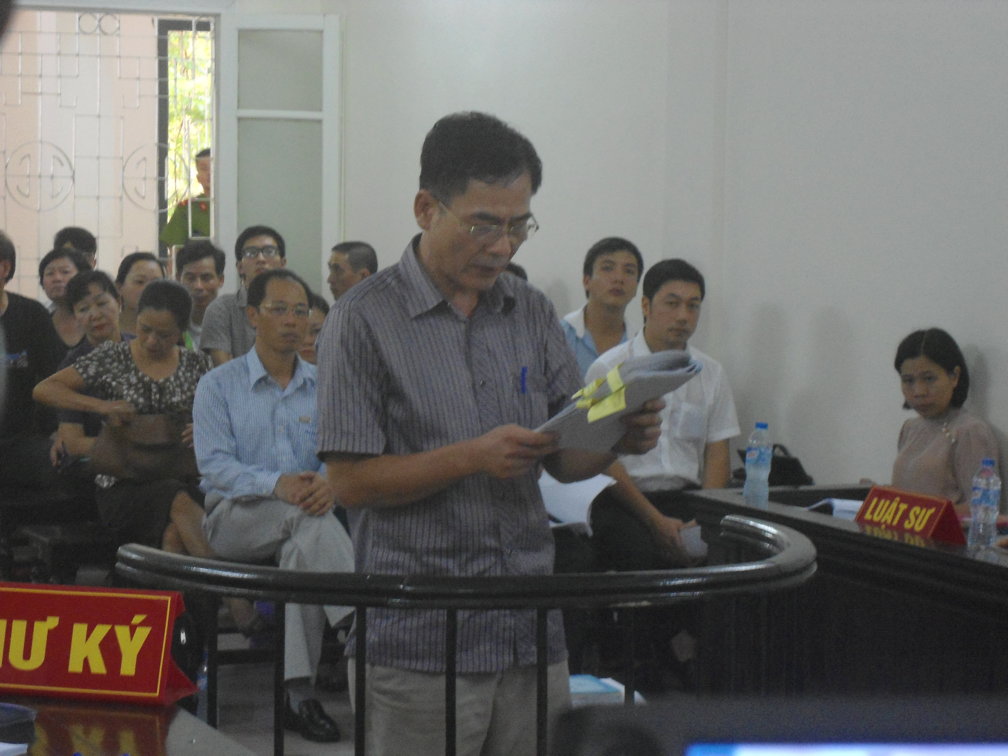 VKS đề nghị 5-6 năm tù giam, Chi cục trưởng THA liên tục kêu oan