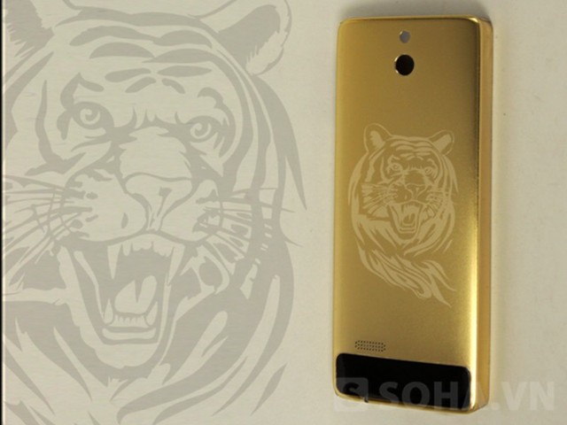 Bộ sưu tập điện thoại mạ vàng 12 con Giáp của đại gia TP.Vinh