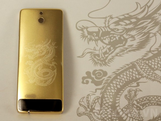 Bộ sưu tập điện thoại mạ vàng 12 con Giáp của đại gia TP.Vinh