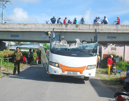 Xe chui không lọt gầm cầu, 26 người bị thương