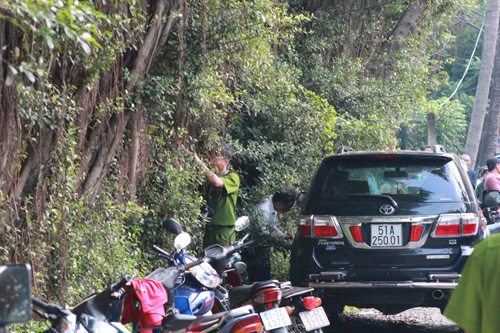 Sau tiếng súng nổ, phát hiện 2 người chết trên xe 7 chỗ