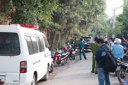 Sau tiếng súng nổ, phát hiện 2 người chết trên xe 7 chỗ