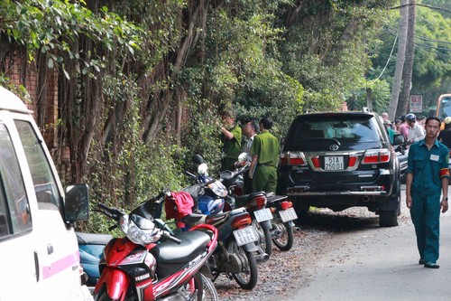 Sau tiếng súng nổ, phát hiện 2 người chết trên xe 7 chỗ