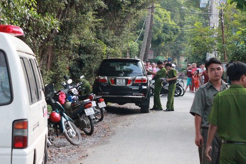Sau tiếng súng nổ, phát hiện 2 người chết trên xe 7 chỗ