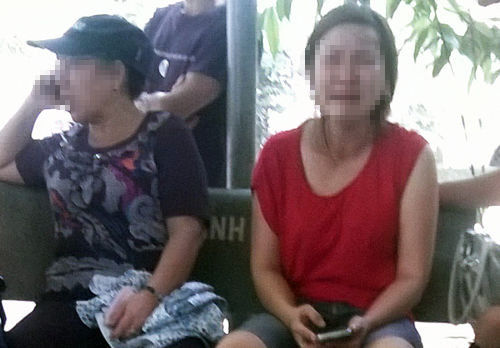 Người vợ gào khóc khi chồng chết trong ôtô cùng tình nhân