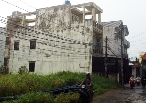 Người vợ gào khóc khi chồng chết trong ôtô cùng tình nhân