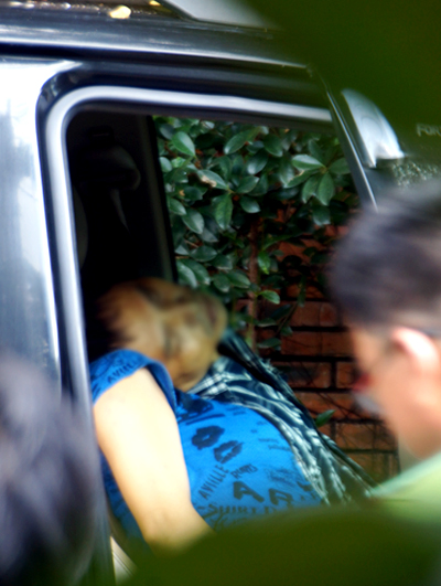 Người vợ gào khóc khi chồng chết trong ôtô cùng tình nhân