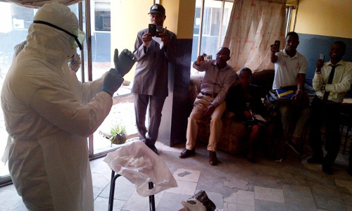 Hình ảnh kinh hoàng về diễn biến dịch Ebola tuần qua