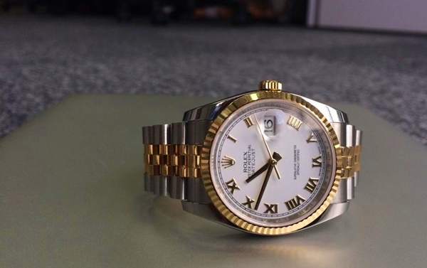 Trên tay đồng hồ Rolex Datejust mạ vàng 18k giá 270 triệu đồng Trên tay đồng hồ Rolex Datejust mạ vàng 18k giá 270 triệu đồng