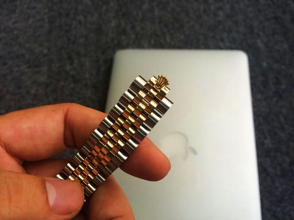 Trên tay đồng hồ Rolex Datejust mạ vàng 18k giá 270 triệu đồng Trên tay đồng hồ Rolex Datejust mạ vàng 18k giá 270 triệu đồng