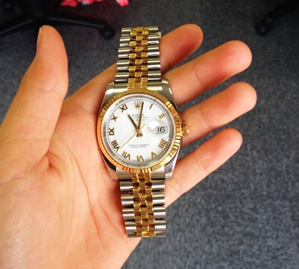 Trên tay đồng hồ Rolex Datejust mạ vàng 18k giá 270 triệu đồng Trên tay đồng hồ Rolex Datejust mạ vàng 18k giá 270 triệu đồng