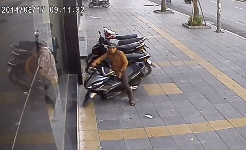Giả vờ nghe điện thoại để trộm xe máy