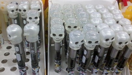 Đồ dùng học tập phản giáo dục bày bán nhan nhản Đồ dùng học tập phản giáo dục bày bán nhan nhản