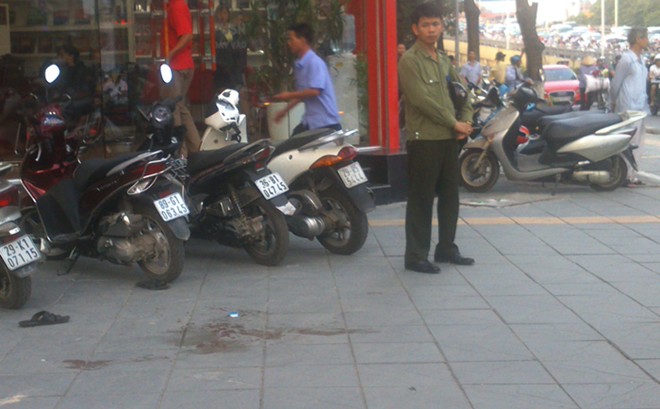 Nam thanh niên bị đâm gục giữa phố Hà Nội