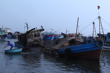 Hiện trường vụ nổ tàu hất nhiều người xuống biển