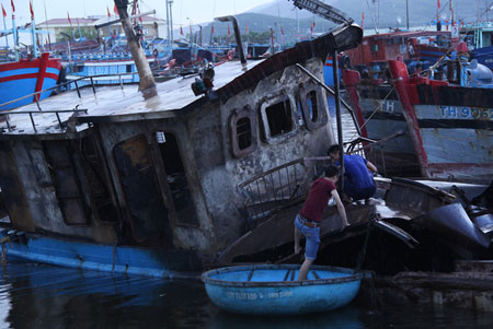 Hiện trường vụ nổ tàu hất nhiều người xuống biển