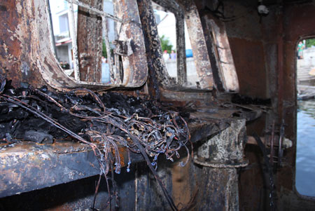 Hiện trường vụ nổ tàu hất nhiều người xuống biển