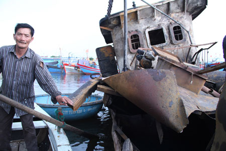 Hiện trường vụ nổ tàu hất nhiều người xuống biển