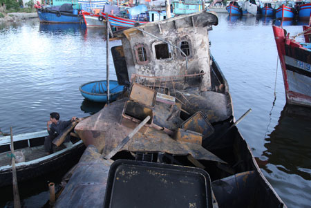 Hiện trường vụ nổ tàu hất nhiều người xuống biển