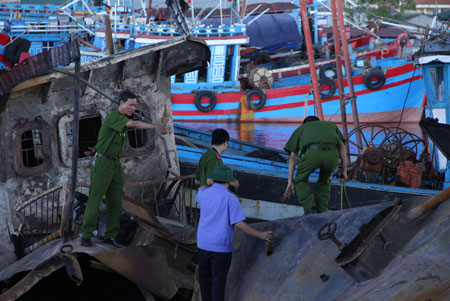 Hiện trường vụ nổ tàu hất nhiều người xuống biển