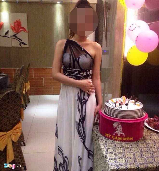 Giải cứu cô gái sắp 'thoát y' trước cửa quán bar ở Sài Gòn