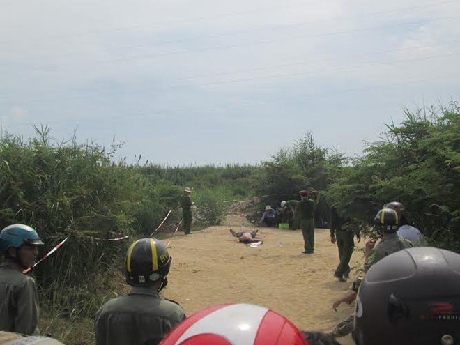 Chủ đại lý thuốc chết  bên bờ sông với nhiều vết đâm