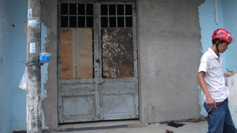 Nỗi lòng người cha bắt quả tang con gái lõa thể bên đám trai 