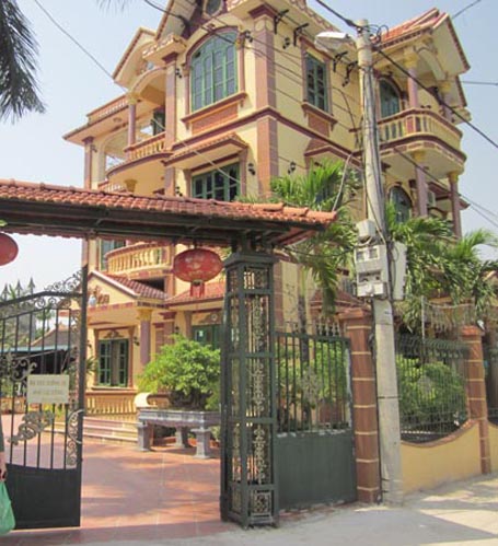 Khó tin người đàn bà 10 lần nung đỏ dao chặt tay mình