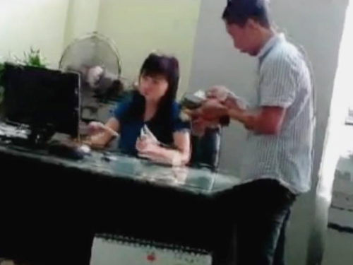 Đình chỉ phó phòng Bộ Công Thương nhận tiền “lót tay” công khai