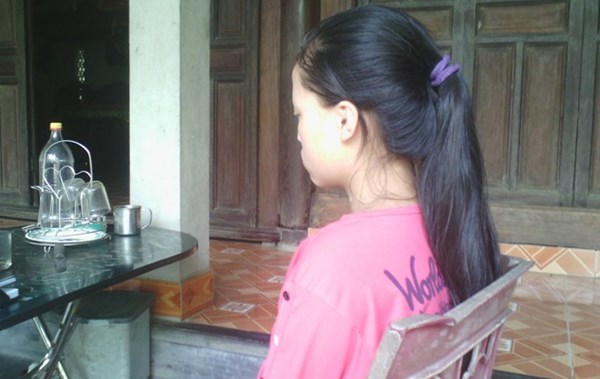 Nữ sinh mồ côi làm mẹ ở tuổi 14