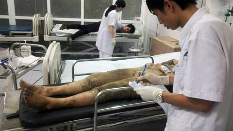 Xe khách rơi xuống vực sâu, hàng chục người tử nạn Xe khách rơi xuống vực sâu, hàng chục người tử nạn