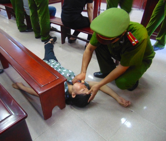 Bị tuyên án tử hình, bị cáo lao đầu vào tường đòi tự tử