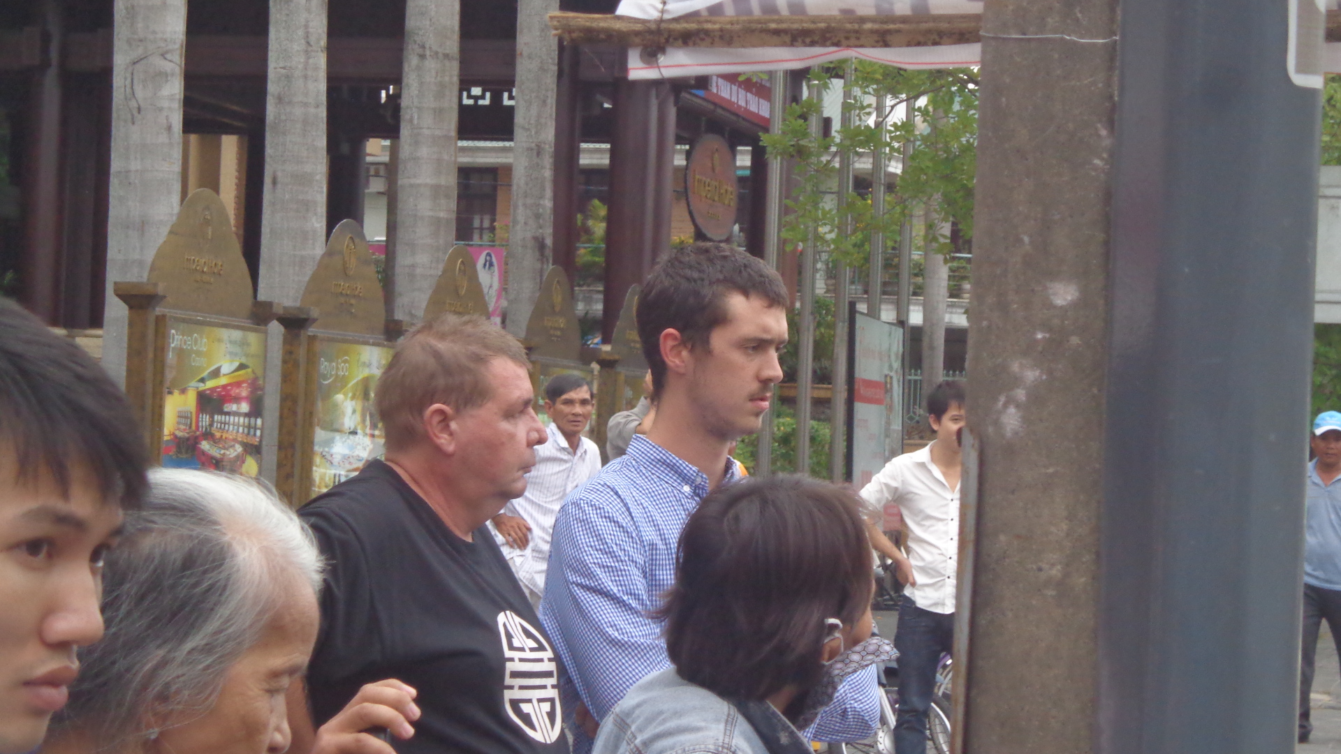 Ông Tây điều khiển xe biển số xanh gây tại nạn