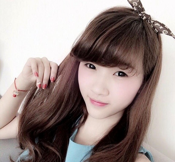 Cô gái bán bánh tráng Hà Nội gây sốt