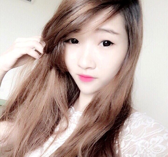 Cô gái bán bánh tráng Hà Nội gây sốt