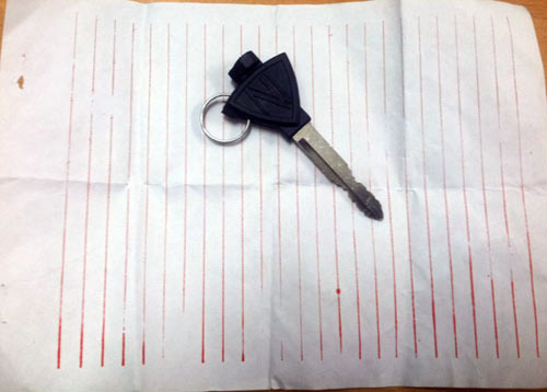 “Thôi miên bằng chữ viết”, lừa lấy nhẫn vàng, laptop