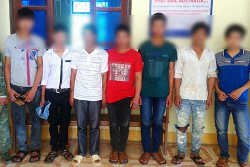 8 trai làng chặn đường sàm sỡ cô gái người Pháp 8 trai làng chặn đường sàm sỡ cô gái người Pháp