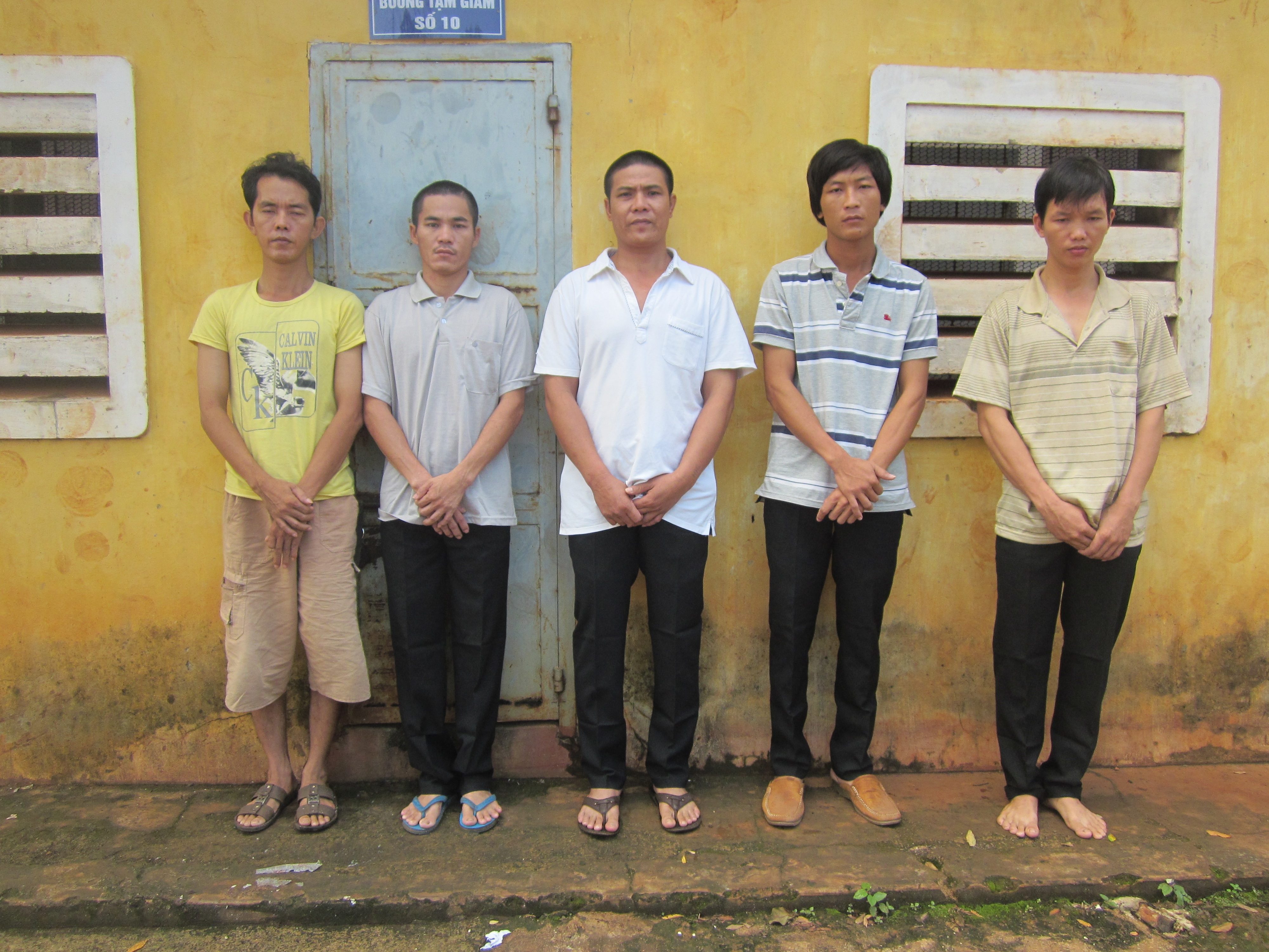 Nhóm “lâm tặc” cưa trộm gỗ quý sa lưới Nhóm “lâm tặc” cưa trộm gỗ quý sa lưới