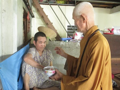 Thiền sư 79 tuổi khất thực nuôi gần 40 người tâm thần, trẻ mồ côi