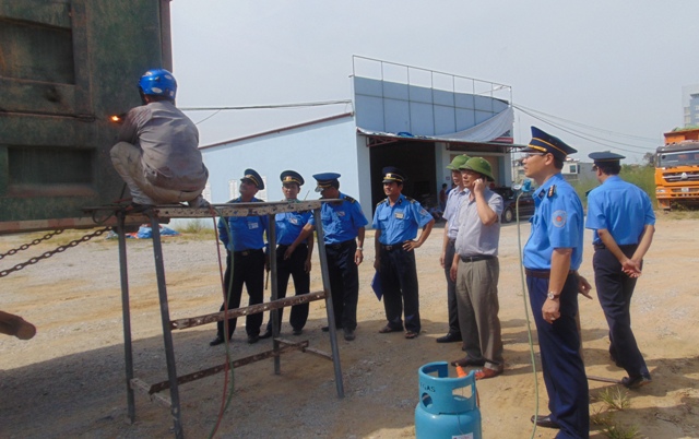 Bàn giao xe bị cắt thùng cho nhà xe, bắt thêm 6xe vi phạm quá tải