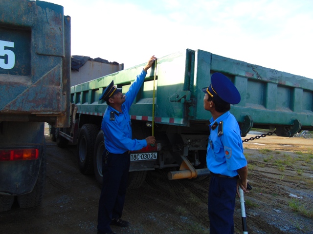 Bàn giao xe bị cắt thùng cho nhà xe, bắt thêm 6xe vi phạm quá tải