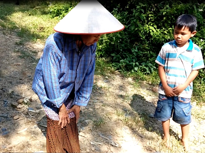 Nơi phụ nữ phải thay 3 cái quần mỗi khi đi chợ