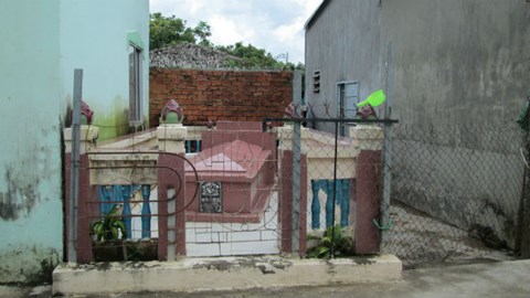 Giận đời, người đàn ông trói mình vào mộ cha tự thiêu