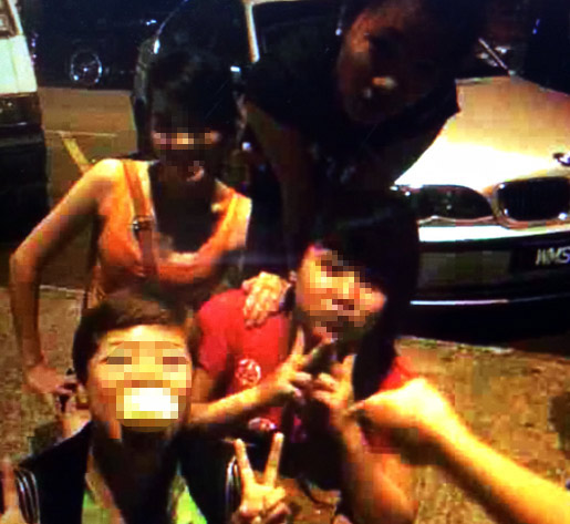 Cô gái bị ép khỏa thân, uống thuốc lắc 