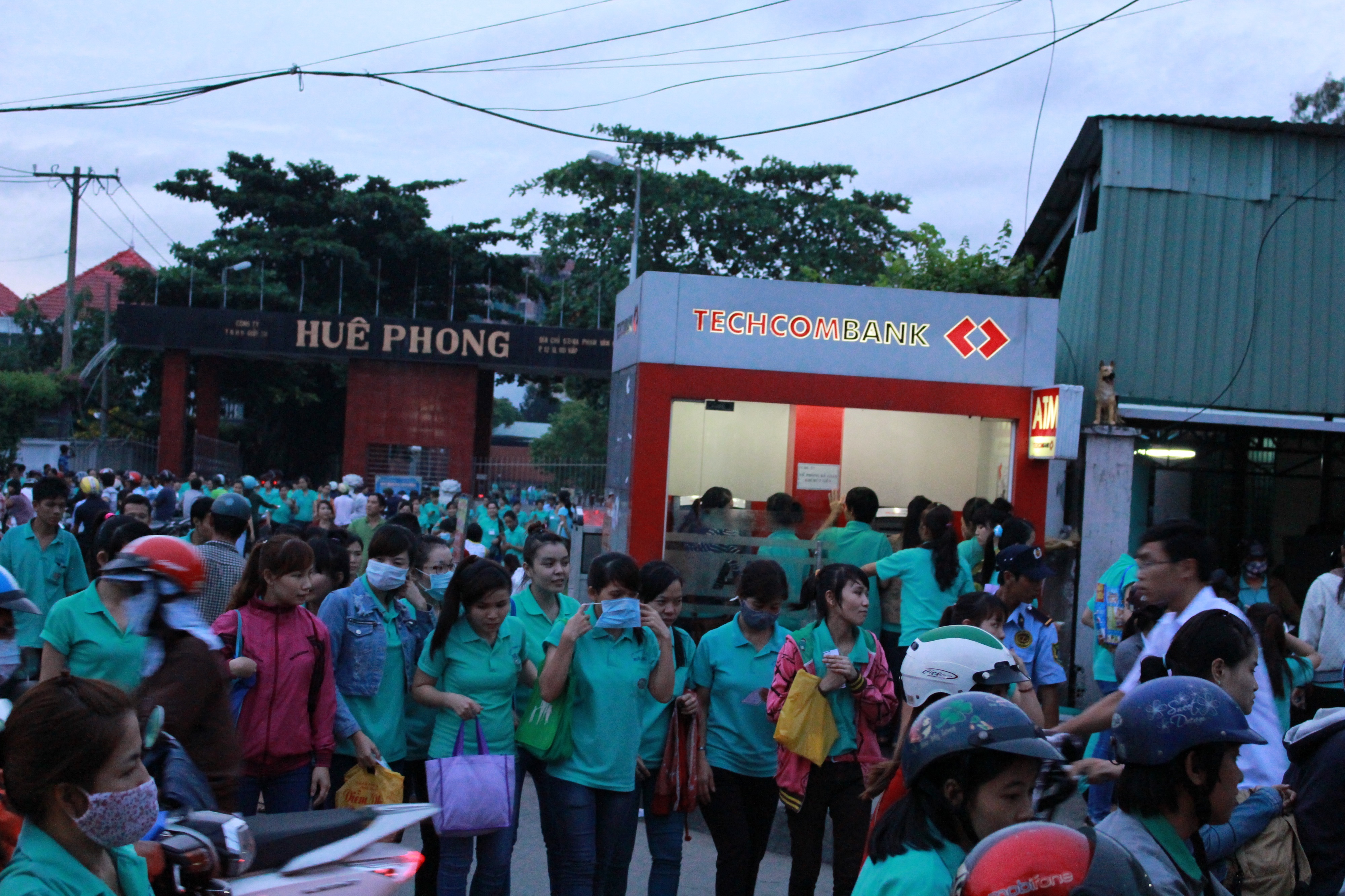 Kỳ 4: Độc chiêu ẩn mình quanh cây ATM rình công nhân lĩnh lương 