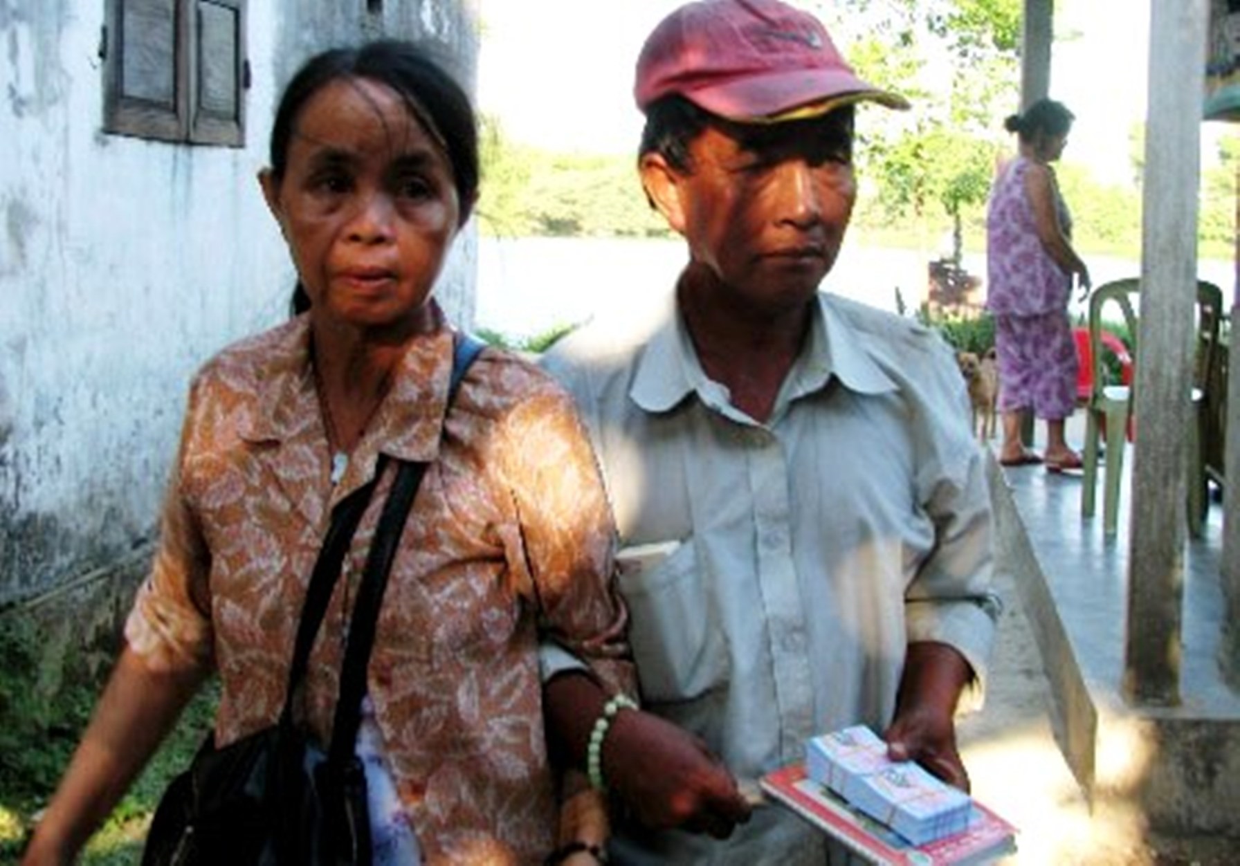 Người phụ nữ nguyện dắt người mình yêu đi hết cuộc đời