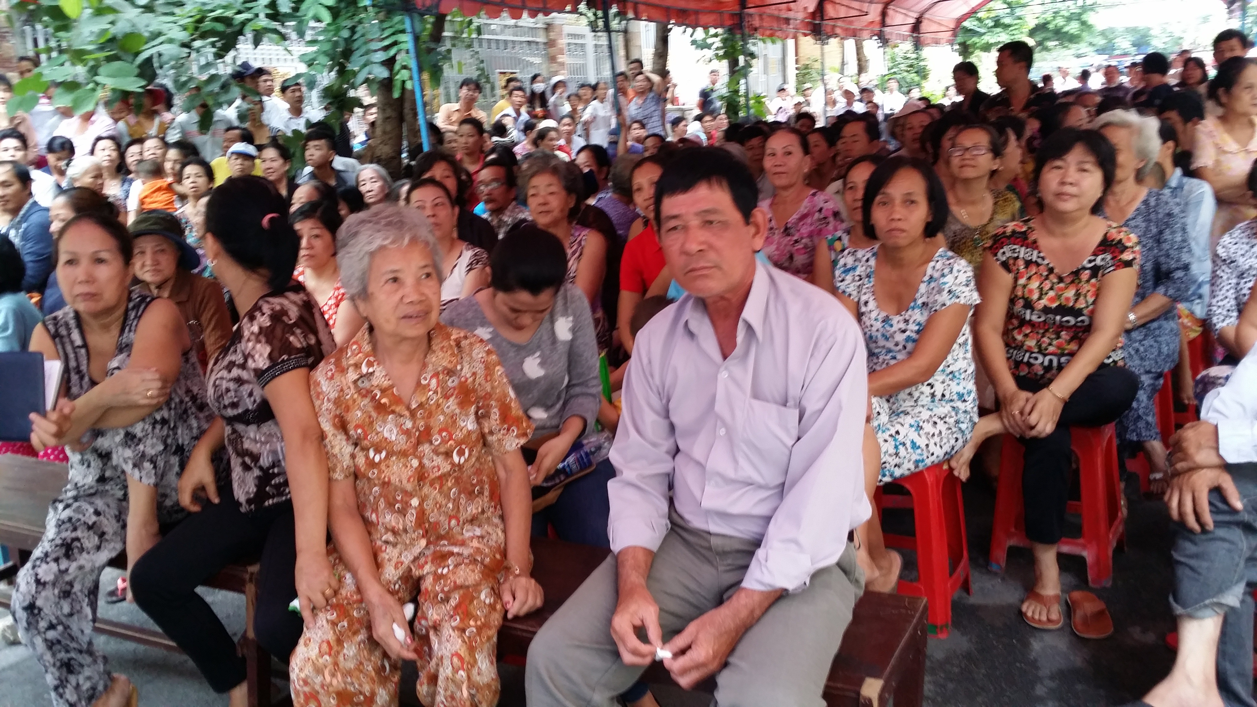 Hàng trăm lá đơn xin miễn tử hình kẻ dùng 6 con dao sát hại vợ Hàng trăm lá đơn xin miễn tử hình kẻ dùng 6 con dao sát hại vợ