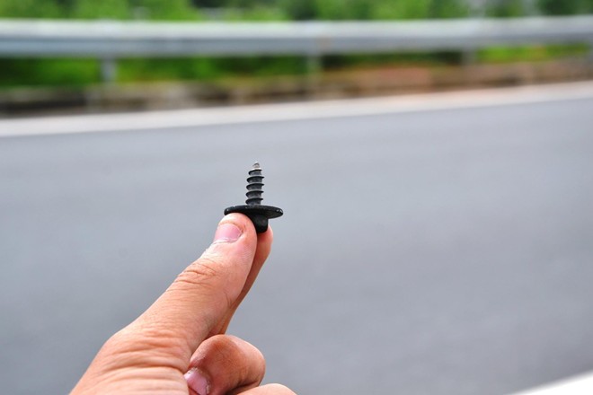 Ốc vít nhọn, đinh trên đường cao tốc dài nhất VN Ốc vít nhọn, đinh trên đường cao tốc dài nhất VN