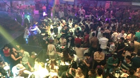 Cận cảnh hàng trăm “dân chơi” Hà Nội vui chơi tại Luxury bar