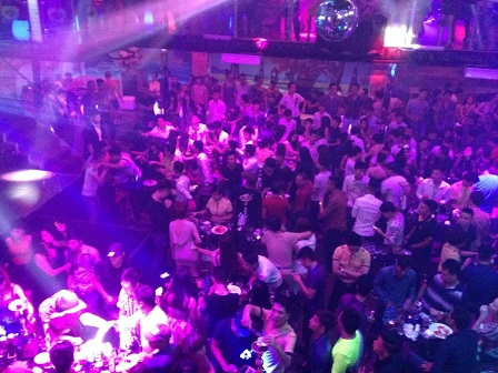 Cận cảnh hàng trăm “dân chơi” Hà Nội vui chơi tại Luxury bar